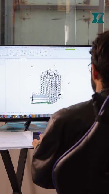 Profissional da Arenza desenvolvendo projeto arquitetônico em computador